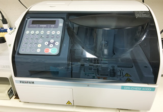血液化学検査装置写真